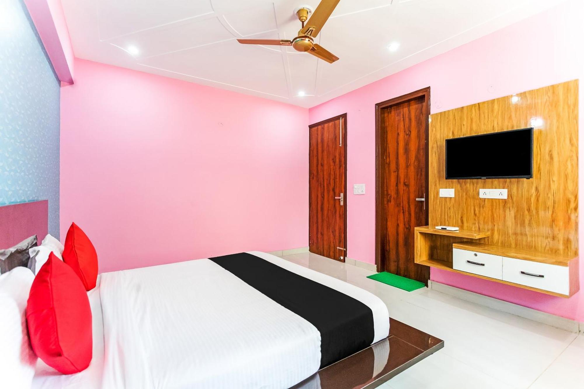 فندق Capital O Harish Residency غورغاون المظهر الخارجي الصورة