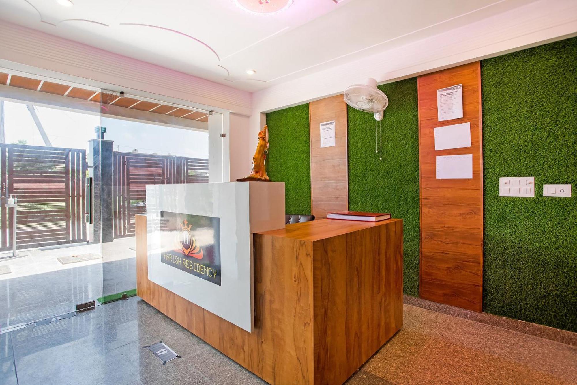 فندق Capital O Harish Residency غورغاون المظهر الخارجي الصورة