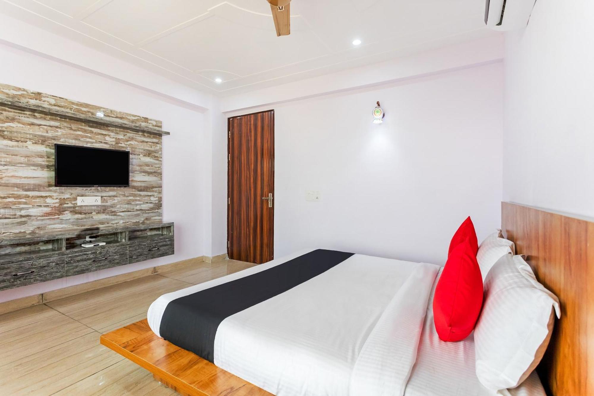 فندق Capital O Harish Residency غورغاون المظهر الخارجي الصورة